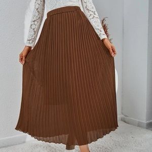 Elastic waisted pleated skirt